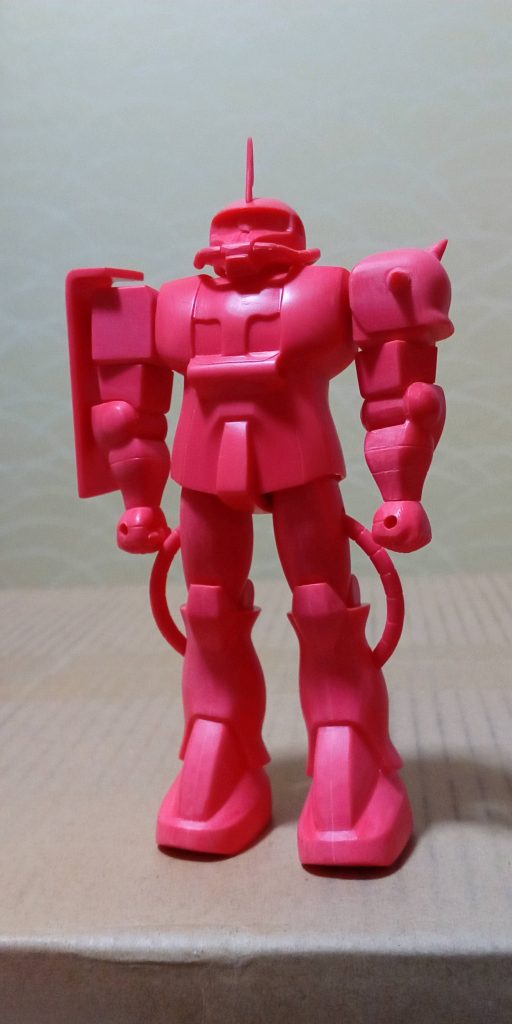 ザ、素立ち。モノアイがモールド。周りを塗れば目立つはず。でも塗らない。いや、塗る?へんな葛藤。