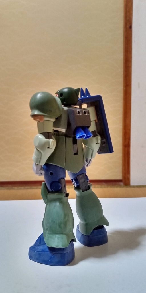 バックパックもボロボロ………。バーニアは何からもらってきたのやら………。