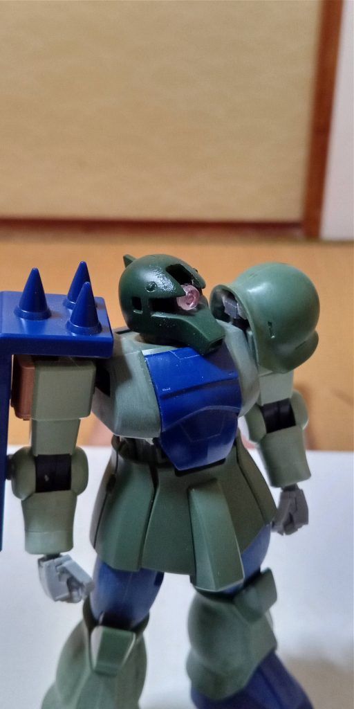 頭部は、スナイパータイプからの流用。敵を早く見つけられるように、大きなモノアイになっています。