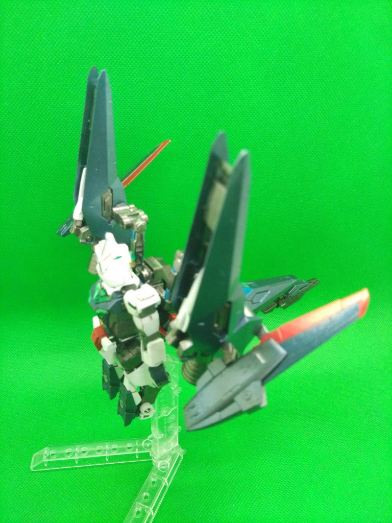 頭部の鶏冠は変形時の下方センサーのつもりでしたがコアディフェンサー内に隠れる為死に設定に(汗)