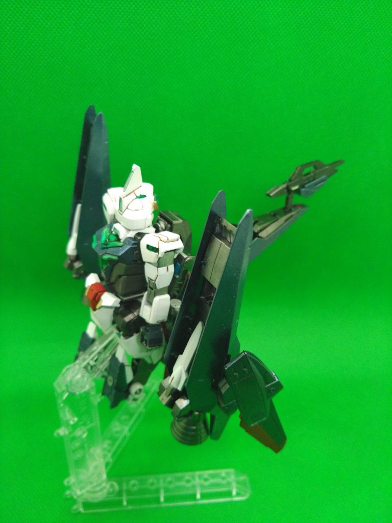 テルティウムブースターの中身半分をカットして腕を収納できるようにスペースを確保。コアサーベルで挟み込みます。