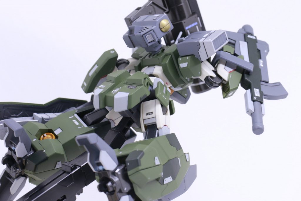 バックショット。パーツの一つ一つが大きく、特に脚は手を加えないと間延びしてしまう。ですのでスジボリと塗分けを適度に加え、飽きないようにアレンジしました‥が、どうでしょうかね('ω')ですが、足がデカいおかげで自立性はバツグン。背負い物が大きいのですが、しっかり立ってくれます。