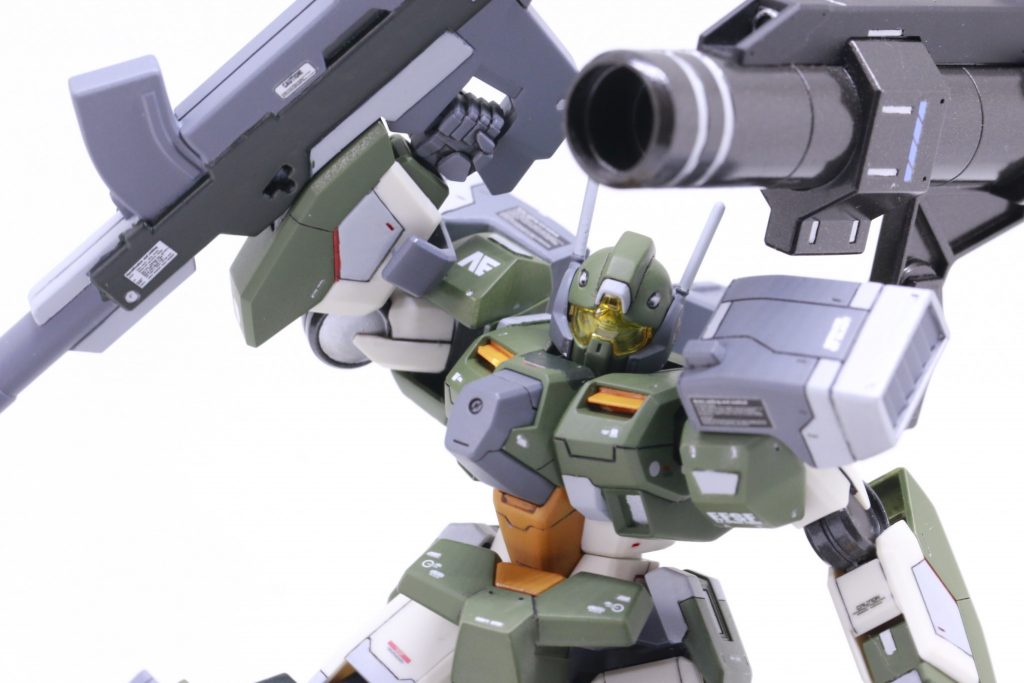 ②のフォルムは、前述したとおり元キットのまま。セラヴィーガンダムシェヘラザードのガタイが良いので、ほとんどフォルムはいじらず。ですが、下半身に比べて上半身が少し貧相だったので、肩部にバーニアを追加。全体的なこれによりボリュームを増やし、バランスをとっています。