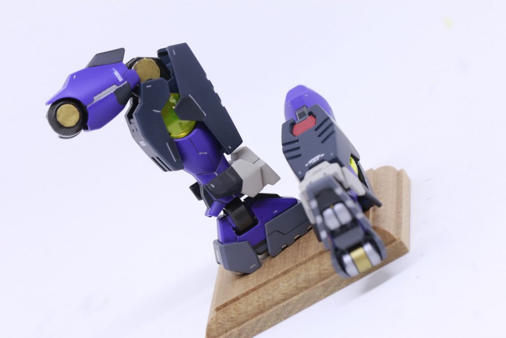 脚はこのように良可動。ちなみに、クリアパーツをボディの随所に使用します。塗装、トップコートをする際は、組み上げに気を付けないといけませんね。しかもハメ殺し。