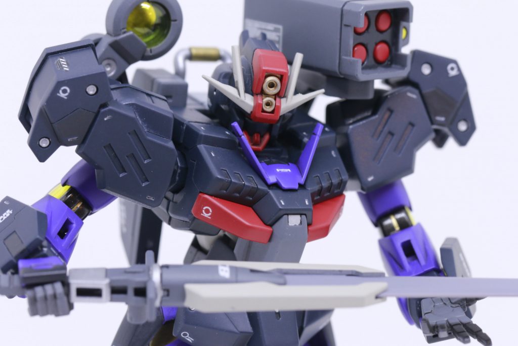 武装もたくさんあり、剣・ライフル・シールドライフル・ミサイルランチャー等々、てんこ盛り。ミリタリーテイストのキット用に流用させてもいいかもしれませんね。とはいえ、複数買いは今のご時世はばかられるモノもありますので、気合のフルスクラッチもありでしょうか。