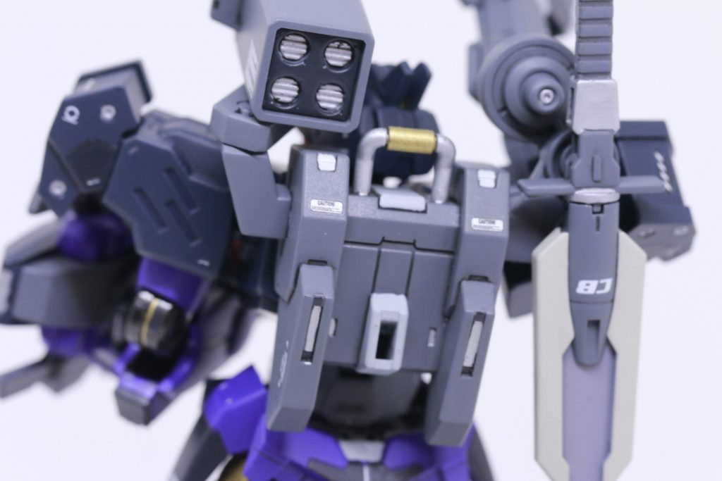 バックパック。部分塗装とデカール貼りでこのように仕上げていますが、いじらないとちょっと寂しいです。ガンプラは基本バックパックはHGレベルだとワンパーツもなかなので、仕方ない部分ですね。剣をドッキングさせるところが独特でいいですね~( ^^)