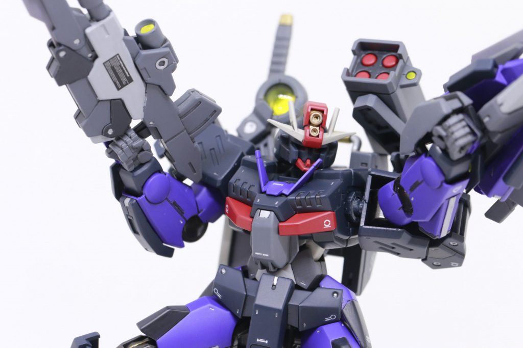 武器のフル装備です。武器も一色成型になっていて、特にライフルはスコープ部分のみをシールで補うだけ。こちらも塗分けすると仕上がりはよくなります。ちなみに、デカールの位置をちょっと失敗しました‥