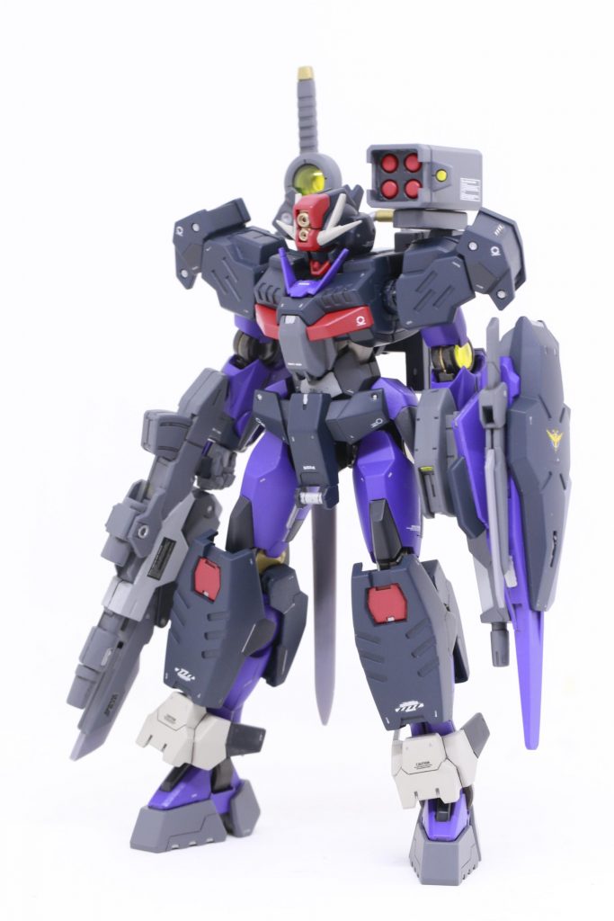 まずは全体像から。トータルカラーは暗めなので、元キットとは印象が違うと思います。というのも、某キットの夜間戦仕様をネットで見かけ、そこから着想を得ました。2号機カラーみたいでカッコいいですよね。