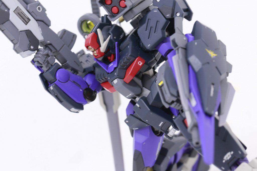 立膝もしっかりできます。個人的にはポージングは苦手なんですが、なんだか触っていて楽しいキットでした。パーツ同士の合いが良く、ポロリもしないのでストレスなくいじれます。