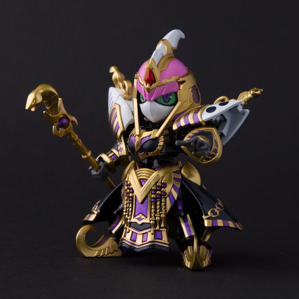 ベースはラッカーをエアブラシ塗装、紫予定部分などマスキングして金塗装。紫など細部を水性アクリルとアクリリックなどで筆塗りしました。