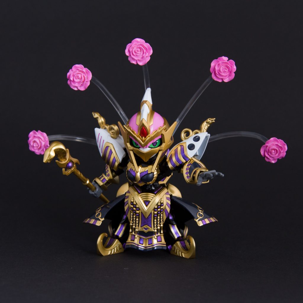 ダークマスクギミックは薔薇に置き換えファンネル風に。薔薇は既成のビーズ？を使用。プラパイプを接着してソフトプラ棒を接続。