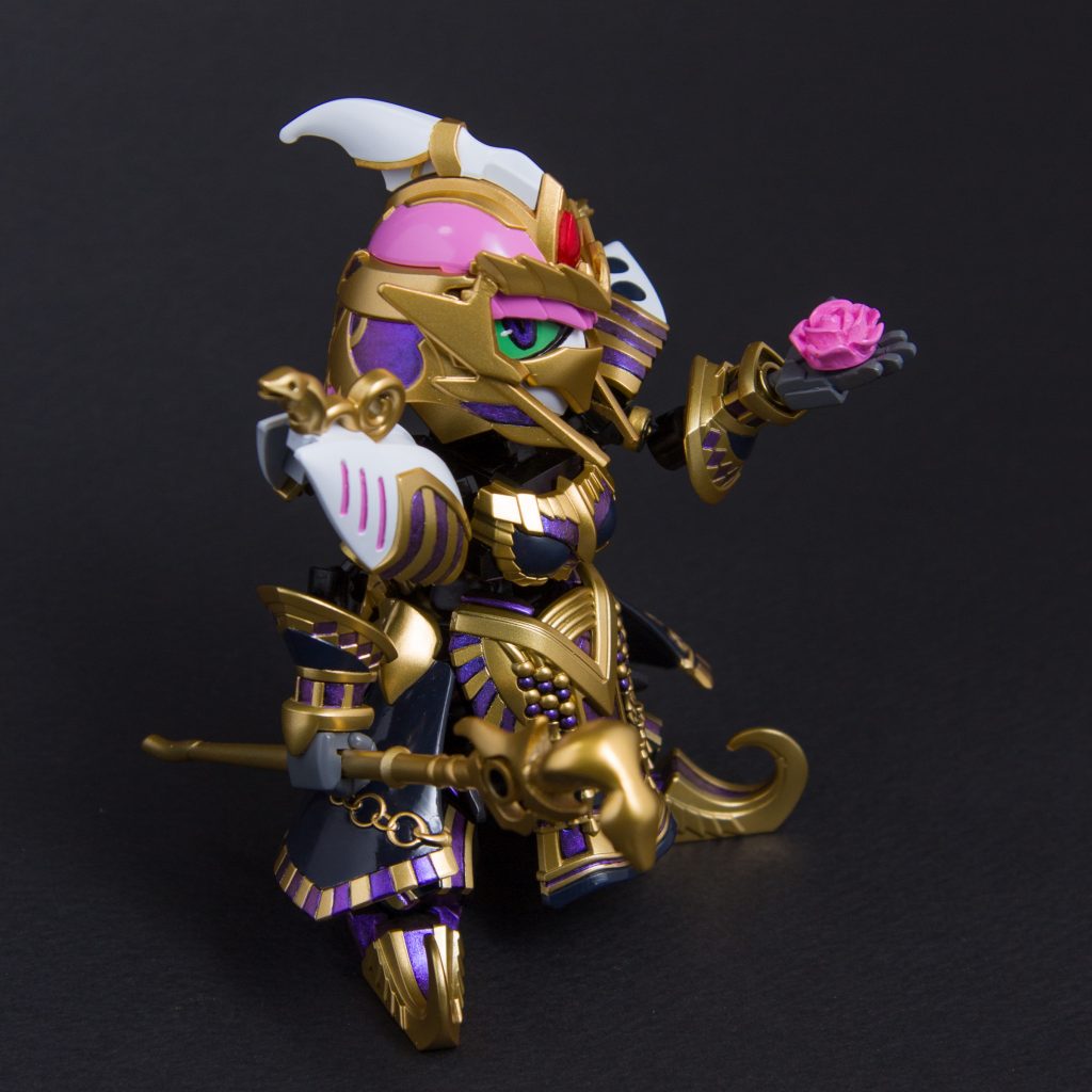 仮面は蛇の造形が気に入らなかったこともあり、切り飛ばしました。代わりにコメカミに突起を作り固定しています。また前髪が隠れてしまうので、ランナーを使って延長しティアラ部分の位置を上げてあります。