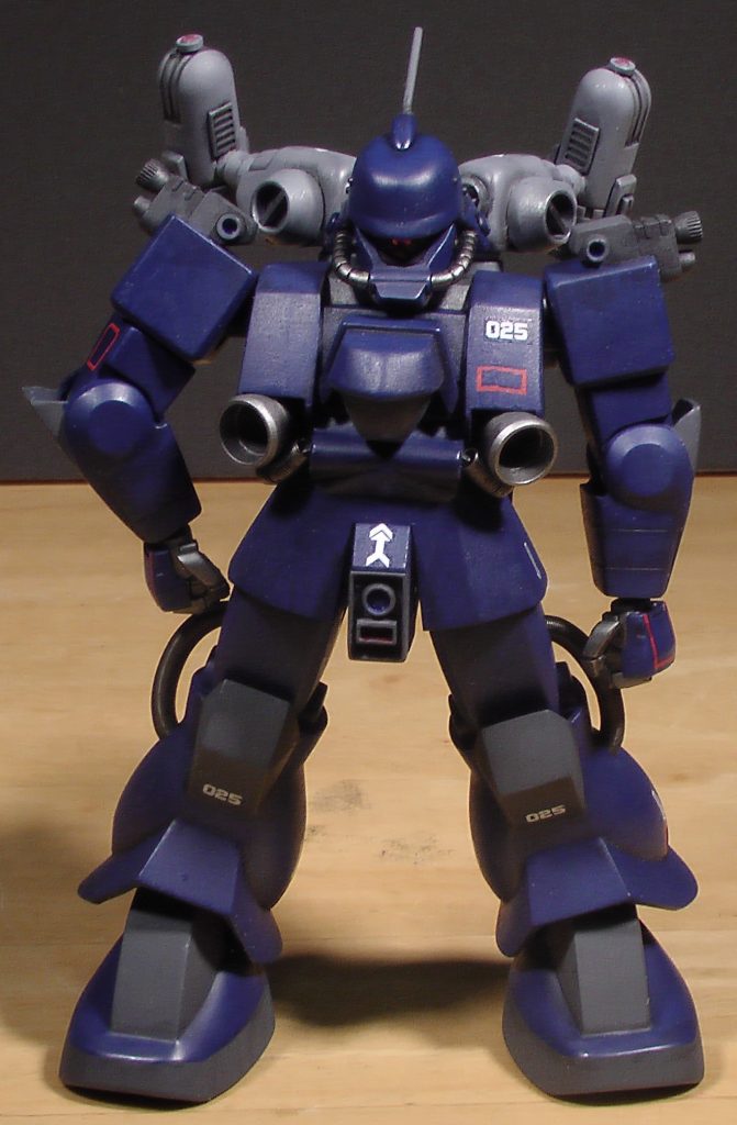 後ろの僚機は、箱絵では同形ですが、少し変えてみました。旧キット1/144ザクフリッパーを芯に、旧キットザクⅡ最終生産型（FZ）の頭部やジャンクパーツで出来ています。