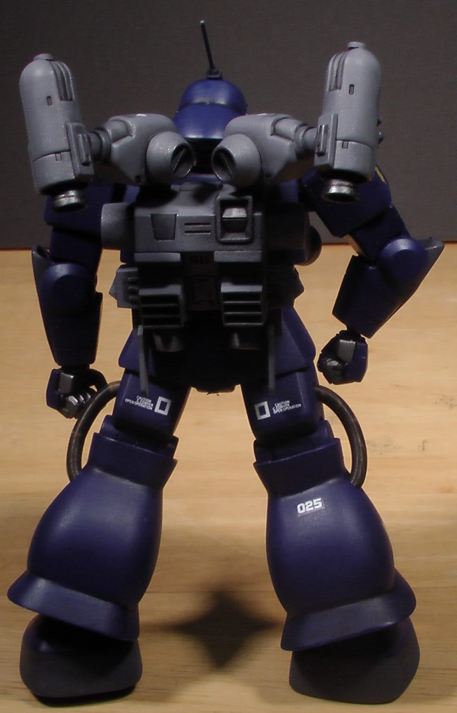 この機体のコクピットは複座式で、一人が操縦、一人が背中の有線式カメラポッドを操作するという設定です。名称はMS-06E4、通称「ザクキャンサーアイ（カニの目）」としました。