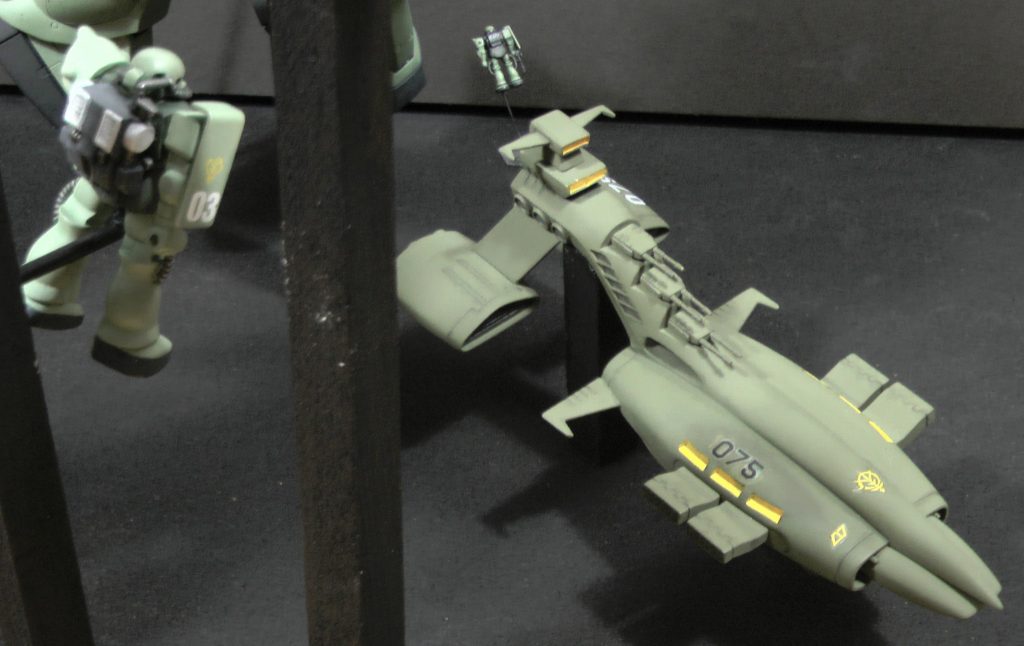 母艦である量産型ムサイは、旧キット1/1200です(格納庫から発進しているちっさいのは、直掩機)。写真左上の3機目のマインレイヤー(森永チョコスナックのおまけ)は、正面からは見えませんが、ザクなら3機1小隊だと思い、追加しました。