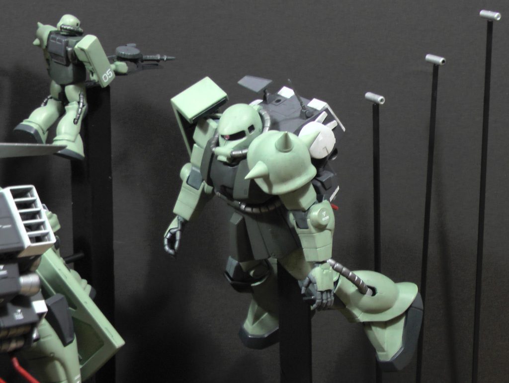 背後の2機目のマインレイヤーは、1/144ファーストグレードザクに旧キットの機雷散布ランドセルを組み合わせました。