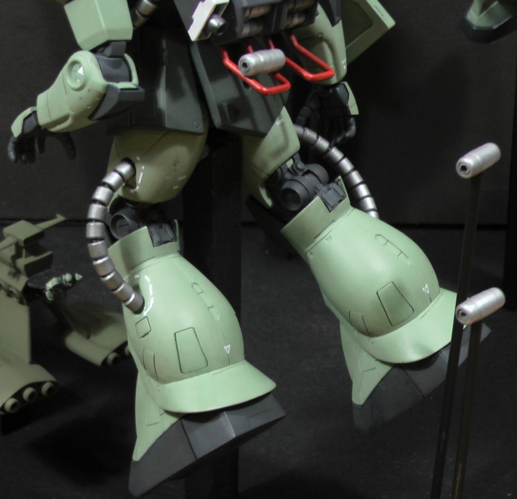 このすらっと伸びた脚は、当然旧キットではなく、1/100MGVer1.0のF型ザクです。機雷散布ランドセルをMGVer2.0から組み合わせました。機雷はプラ棒製です。