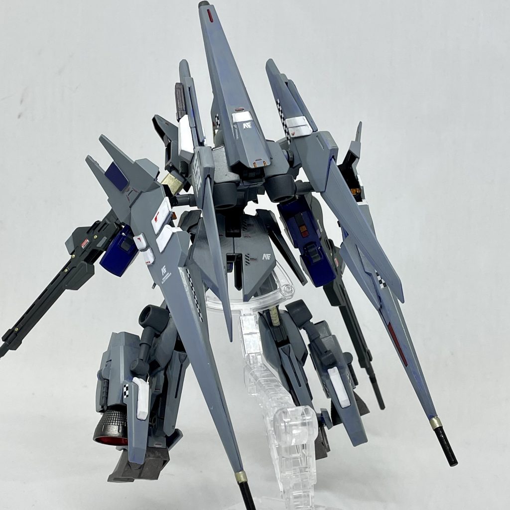 背面。めずらしく白黒チェックのラインデカールを貼ってみて、試作機っぽくしてみました。