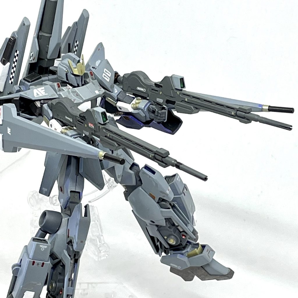 ビームガンとビームライフルで攻撃態勢。