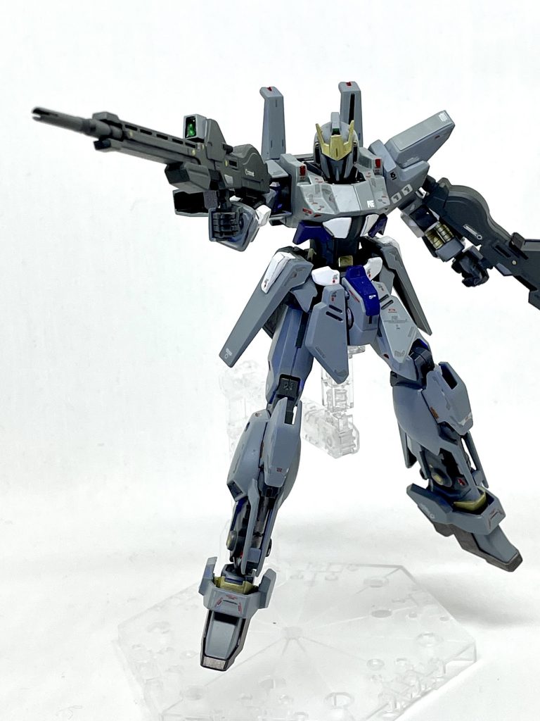 デルタガンダムの無印版や弐号機は、金色や真っ赤で派手ですから、この試作機・零号機はあえて地味なグレー調で。少し前の米軍戦闘機なんかをイメージしてみました。