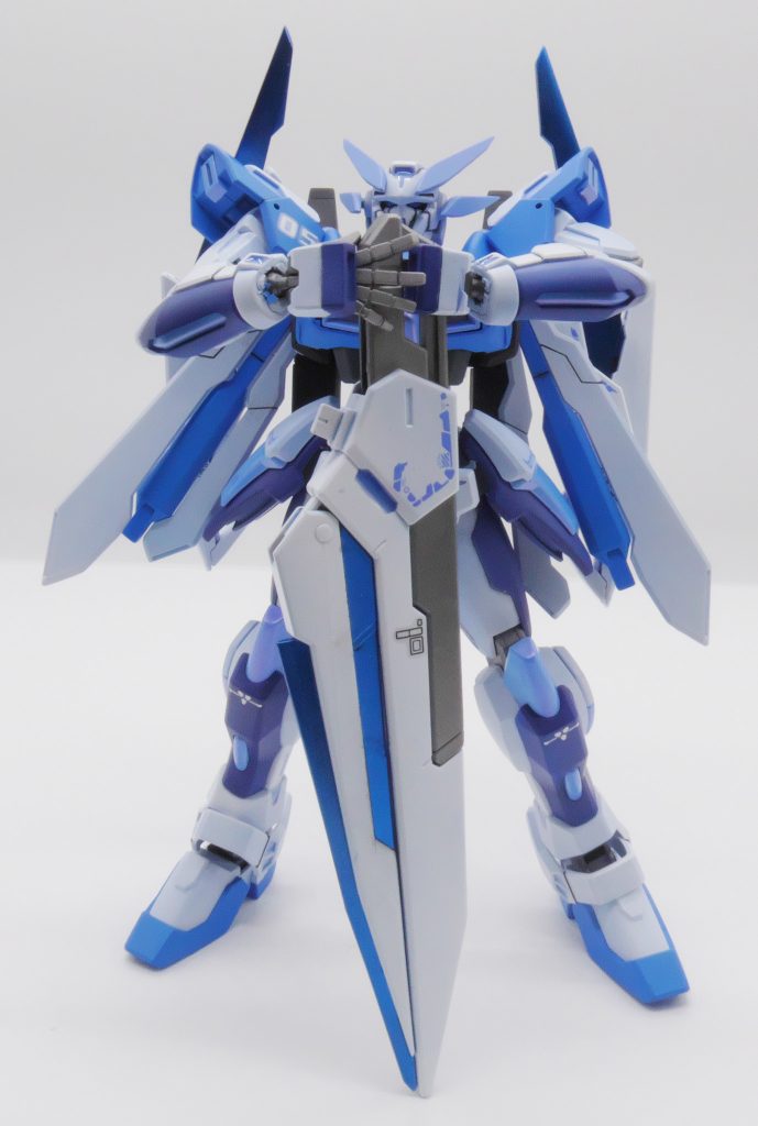 というわけで、バックパックを装備させるとこうなります。前回投稿からいろんな方の作品を見たりとしつつ、自分なりの主人公機になったのではないかとめちゃくちゃ騎士感のある風貌になってくれたのがとても満足です。バックパックはカテドラルガンダムのバックパックに本来両翼の部分をAGE2マグナムのFファンネルに置き換えそこにゴッドガンダムのウィングを追加した羽が上にも下にも伸びてるスタイルです。なぜFファンネルなのか、なぜゴッドのウィングを使うのか…