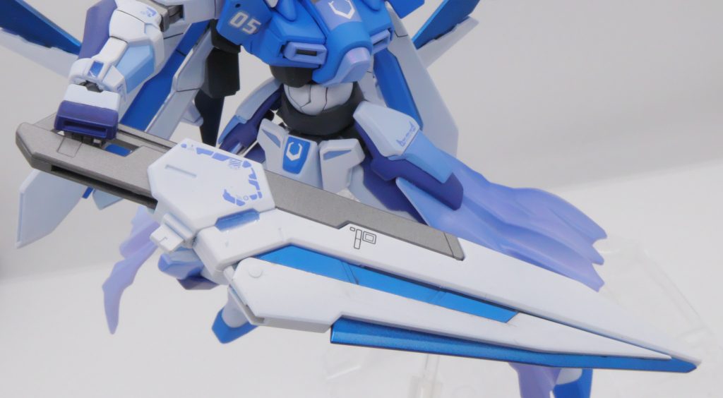 ゲイルバスター主武装です。今回武装にはすべてナンバリングをしてみました01なので、こいつが一番最初に制作された武装です。と言っても、ハルートのGNソードライフルのまんまですね射撃機能はオミットしてあり、純粋にソードとして使用する目的のために作りました。本来の射撃機能はなくなりましたが、エネルギーを溜めておく事ができ、斬撃の際にエネルギーを放出することで威力を高めるというシステムがあるとか