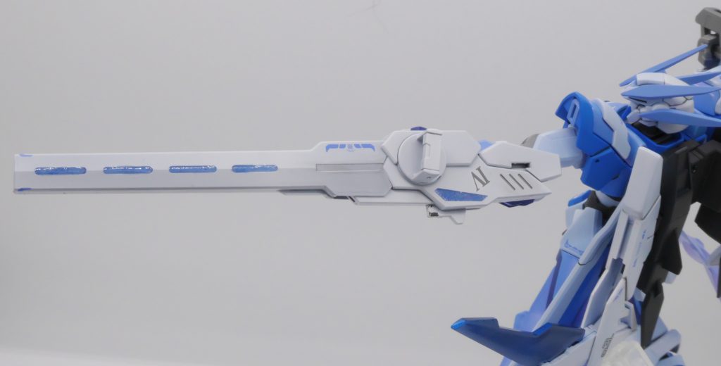 スピンブラスターカテドラルガンダムのビームバスターライフルですバックパックとの合体によるクレッセントムーンボウの機能はなくなっていますが、その分火力を上げており更に銃身にエネルギーパックを4つ積載することで、チャージ射撃を可能とし、さらなる火力をもって敵を倒すことができます。唯一、格闘機として作る予定だった中でのイレギュラー武装として、ローマ数字を振ってます。