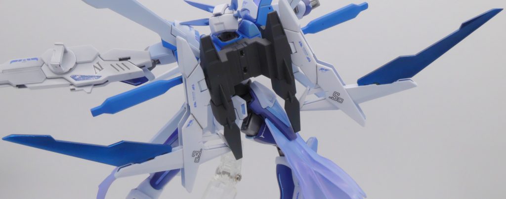 Sファンネル02と03ですほぼFファンネルですが、装着箇所が本来の肩からバックパックに移動した関係から展開時に射出することなく、ブレードを展開したまま回転することで近距離迎撃が可能となっています。とはいえ、武装としての使用ではなく、全展開時のエネルギーコントロールを本来の目的としています。