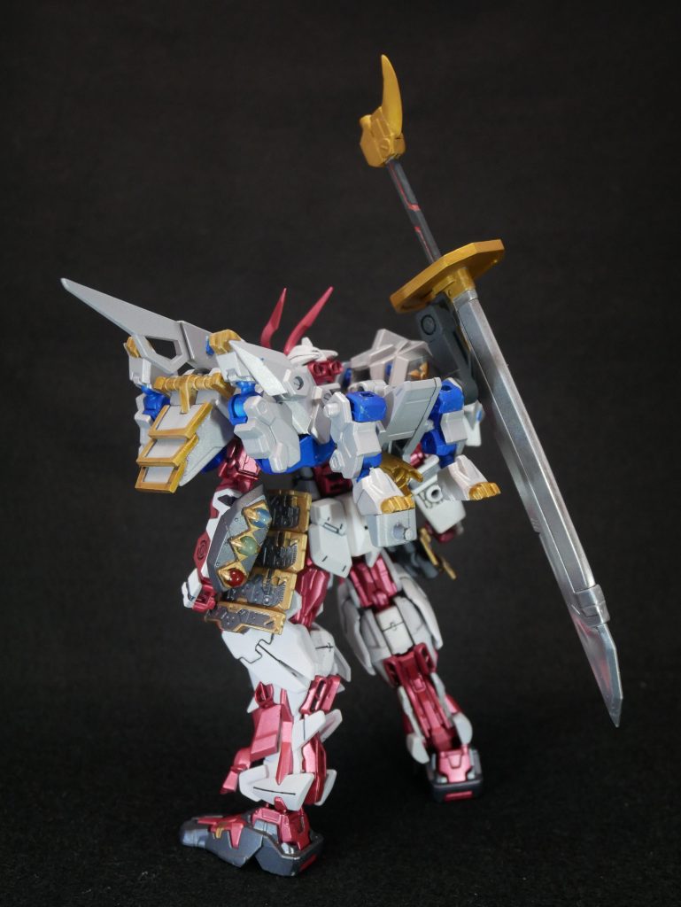 桃王　頑駄無　亜須斗零「白刃ノ型」白丸を纏った姿。通常形態の2刀の時よりも手数は減るが、攻撃範広囲と一撃の威力は数段階強化される。はい、合体してもらいました。白丸は上半身と下半身、腹部が分離してそれぞれ両肩アーマーとバックパックに変形します。通常形態の肩アーマー、背部の太刀と入れ替えて完成です。足を折りたたんで変形させるので、左の肩アーマーは大分でかくなりました。