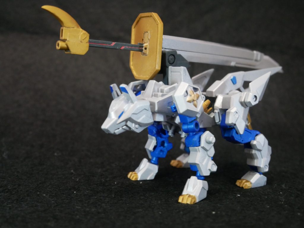 御供「白丸(シロマル)」桃我に仕える第1の家来。無邪気で人懐っこい性格。そしてめちゃくちゃバカ。戦闘時は素早い動きで相手を翻弄する。また、背負っている大刀の柄に内蔵されているビーム砲で後方支援も可能。桃太郎の家来の1匹、犬をモチーフにしてます。犬です。狼っぽいけど犬なんです。材料はほぼアニマギアです。動物メカ作るときはマジで便利ですね。あとはソードストライカーを使用してます。