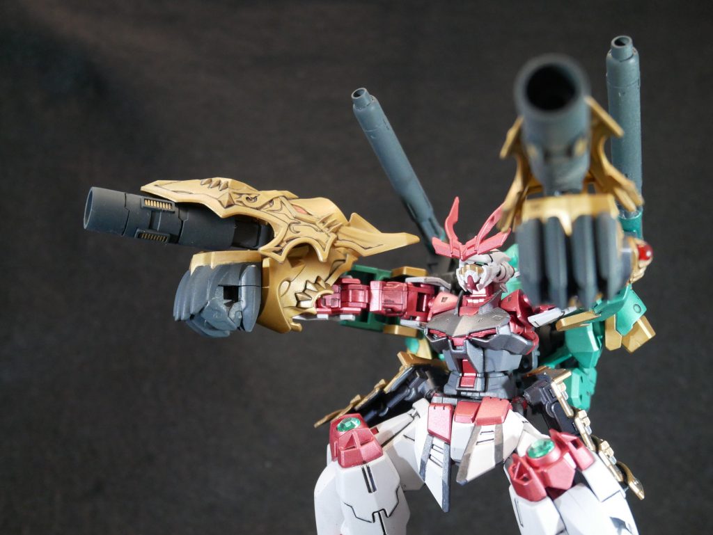 3匹の御供にはそれぞれ、ストライクガンダムのストライカーパック「ソード」「ランチャー」「エール」のような役割振り分けたいと考えており、前回の「犬」にはソードストライカー的ポジションになるよう制作しました。今回の「猿」にはランチャー的要素を加えてみました。前回はソードストライカーのパーツを丸々利用したので、今回もランチャーストライカーをなんとか利用しようといろいろ試行錯誤した結果、どうしてもうまい利用方法が思いつかなかったので最終的にたどり着いたのが「ランチャーいらなくね?」という結果でした。そこで注目したのが悟空インパルスの腕パーツ。このパーツには上部の装甲部を反転さるとかぎ爪状の武器になるというギミックがあります。そこでこの爪を取っ払ってここに砲台っぽい筒状のパーツを埋め込んでみた結果、あら不思議、近接っぽいシルエットから射撃型っぽい形態に変更できるようになりました。離れた敵にはビーム砲で対抗し、近づいてくれば鉄拳を叩き込む。ストライクもアグニでバクゥをどついてたのでこういうのもありですよね。