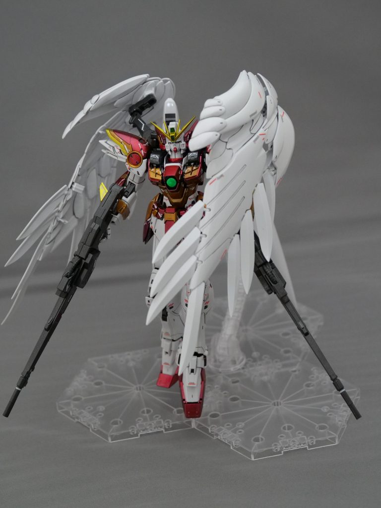 ウイングゼロEW版、「羽根が散るガンダムとはコレいかに」とU.C.原理主義者との激しい宗教戦争を巻き起こしましたが（誇張）、当時から中二病だった作者にはぶっ刺さりました。いまもトップクラスに好きな機体です。