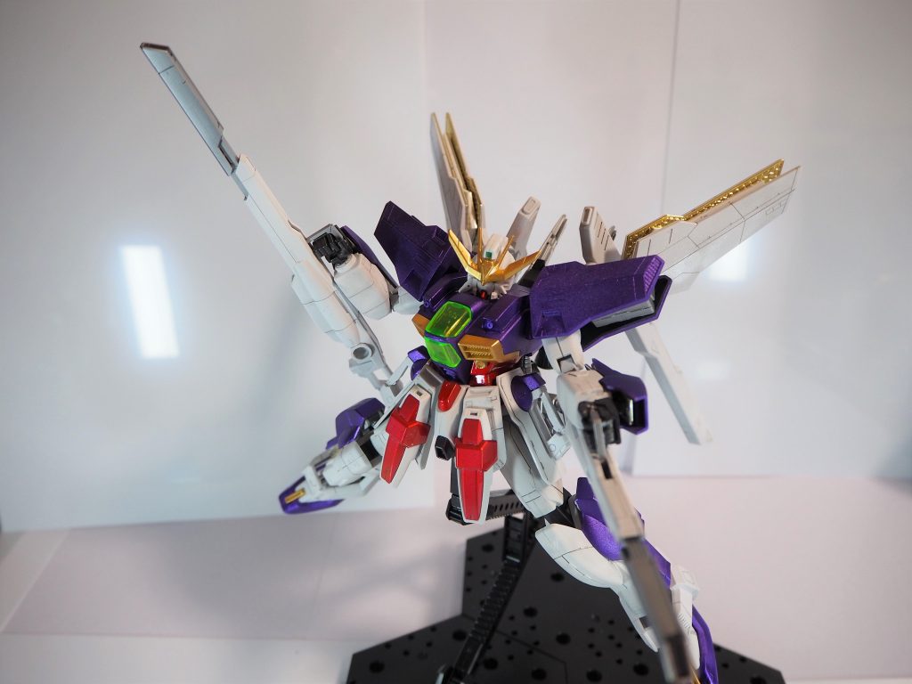 前腕とサテライトキャノンにネオジム磁石を取り付け、逆手持ちでも保持できるようにしています。