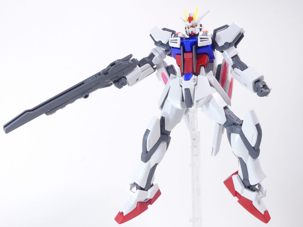 ユニバースブースター。肩幅などはほぼＨＧＣＥ。ちょっときついですがなんとかそれっぽくはなりました。スタービームライフルも付いてきます。一般的なガンプラの手首ボールジョイント・シールド部分の3ミリジョイントは対応しています。なお、スタビル構成パーツの膝追加装甲は受けが違うためはめることが出来ません。