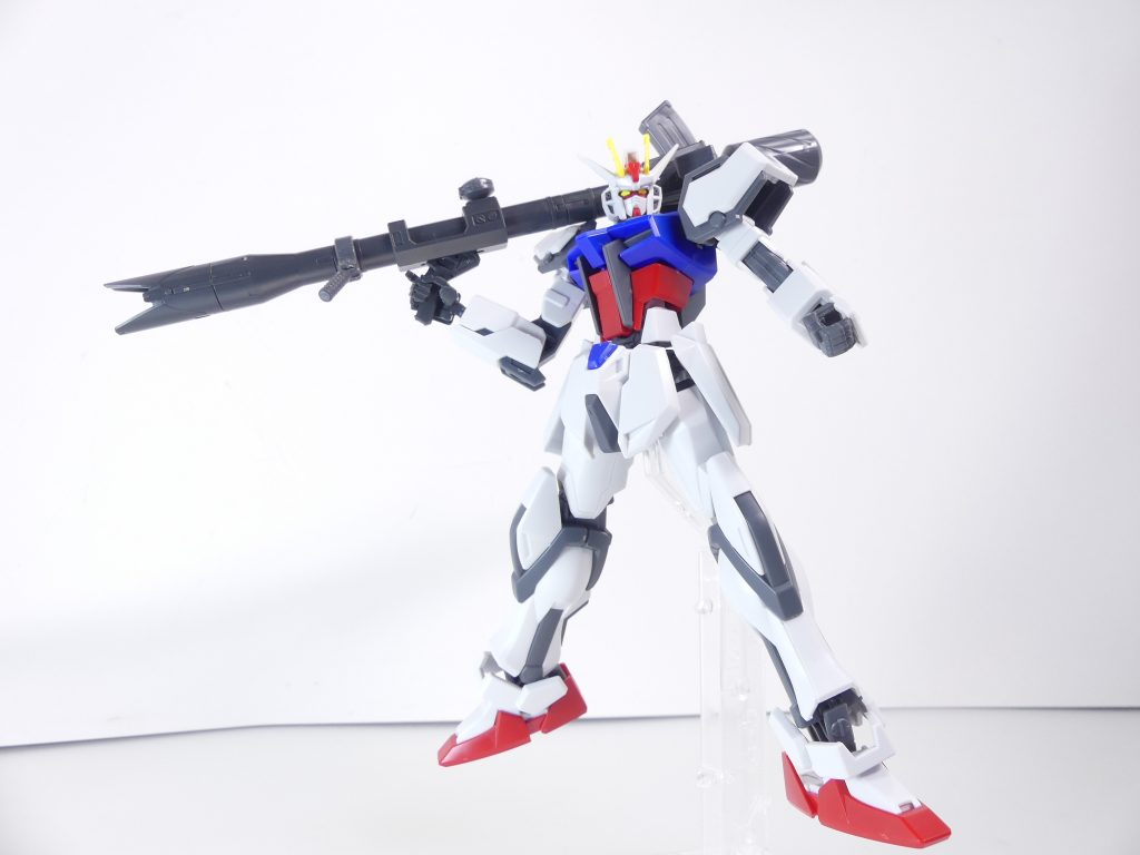 システムウェポンキット010、ストライクバズーカ。手首はシステムウェポンキット010のものを使用。プロポーションはＨＧＣＥが参考になっているため（後述）こちらでも似合います。