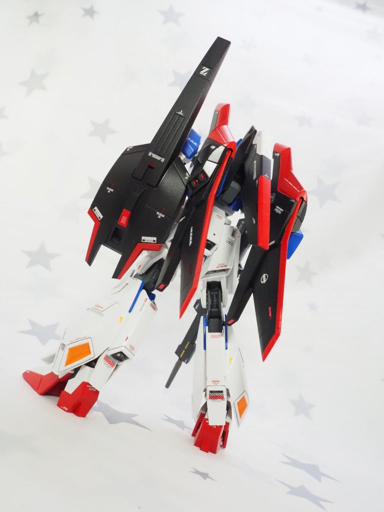 背中。デカいシールドいいよね。ラピーテープや円形メタリックシールを各所に貼ってます。