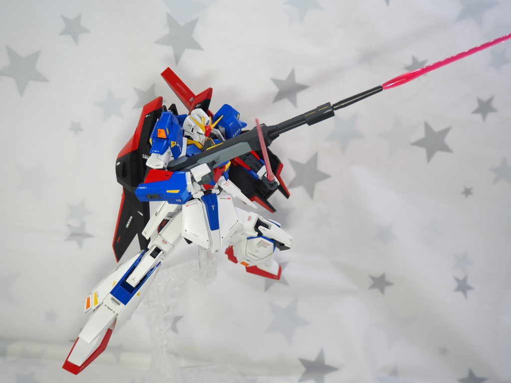 ビームライフルの銃口にビーム刃パーツを差すことができる。全長がすごい(全長がすごいHGUCゼータプラスと違ってグリップはサイドスカート内に収納されてるからビームサーベル持たせたらグリップ所持数がおかしくなるということはない(