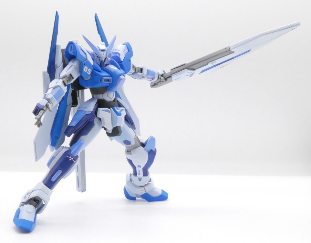 最後に機体本体に05という番号を振っています。武装を先に考える事は中々ないですが、武装から先に作られたガンプラっていうのも面白いかも…?前回のフィーア・シュバリエにも05とナンバリングを振っていたのですが、今回もつけました。ということは、何かしら関係が…?みたいな事も考えておこうかな…前回のゴリゴリからのリベンジということで作成したヴェントゥスヴルガンダムいかがだったでしょうか。個人的にはかなり非展開時にはシュッとさせられて、展開時にはしっかりかっこいい、そんなガンプラにできたと思ってます。更に今回撮影ブースを購入しまして前回のは百均の物入れに百均のライトを使って撮影していたので…撮影ブースの力ってすごいですね…。せっかくの撮影ブースを無駄にしないためにも、また何か作るつもりですので、その時は見てやってください。