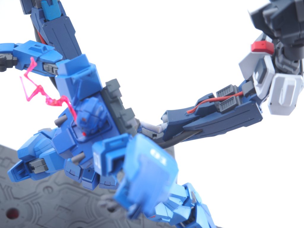 ２号機・３号機の接続部はブルーディスティニーのパーツを使って装飾しています。