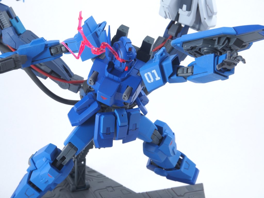 目から走る赤い閃光、表情のあるハンドパーツ