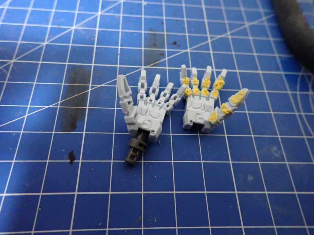 ポリパテで肉抜き穴を埋めました。