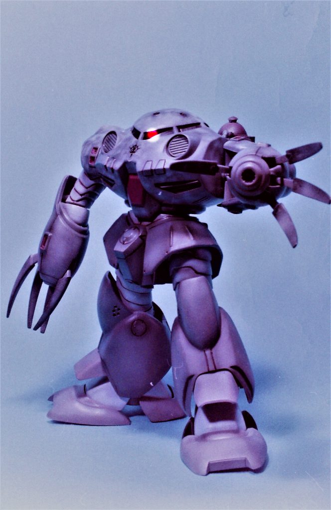 こちらは旧キットのズゴックEです。その当時流行っていた ”MS戦記”等の作品の著者近藤先生のイラストを意識して製作しています。こちらのモノアイは”弾丸LED”を使用して発光させているのが時代を感じます(笑)※家電製品の電源発光に使われていた”赤色のアレ”です。