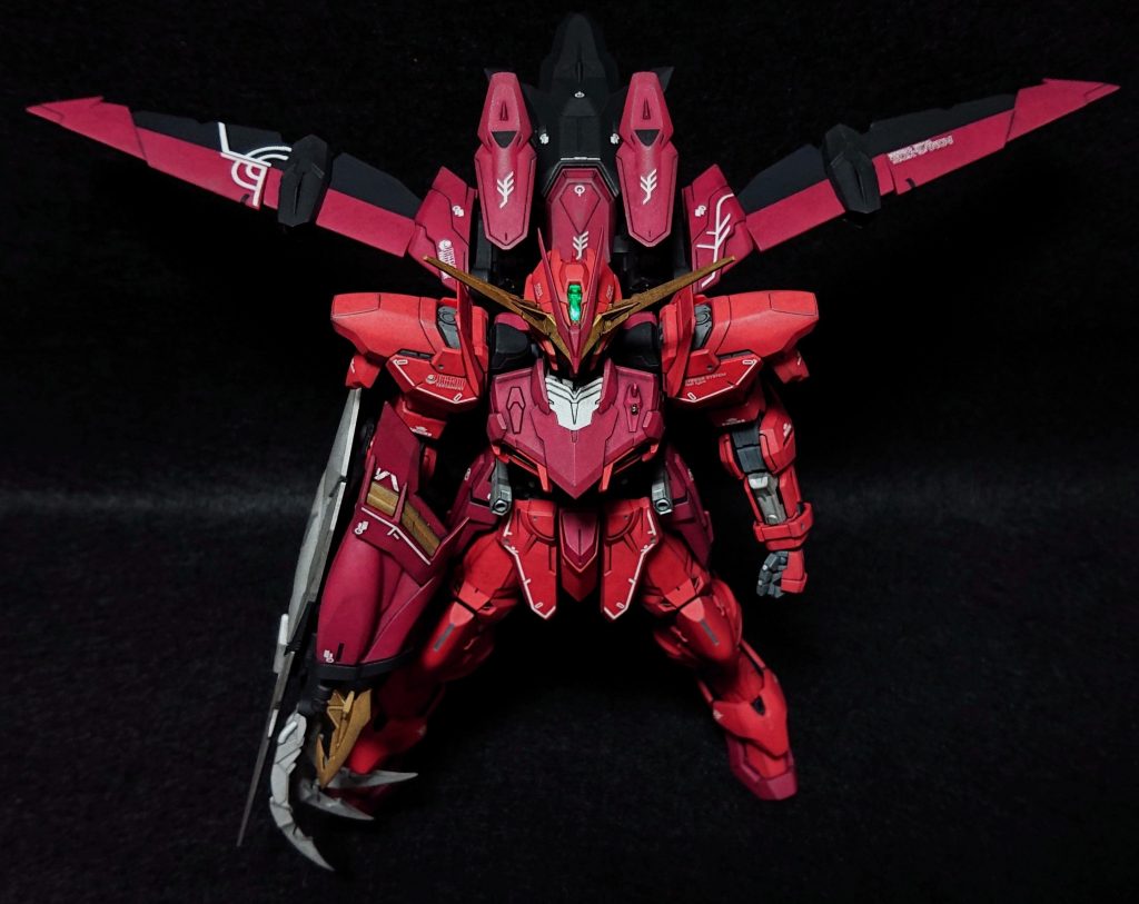 肩上部はメカニカルなモールドがある割に装甲と同じ成形色だったので、グレーに塗装しました。