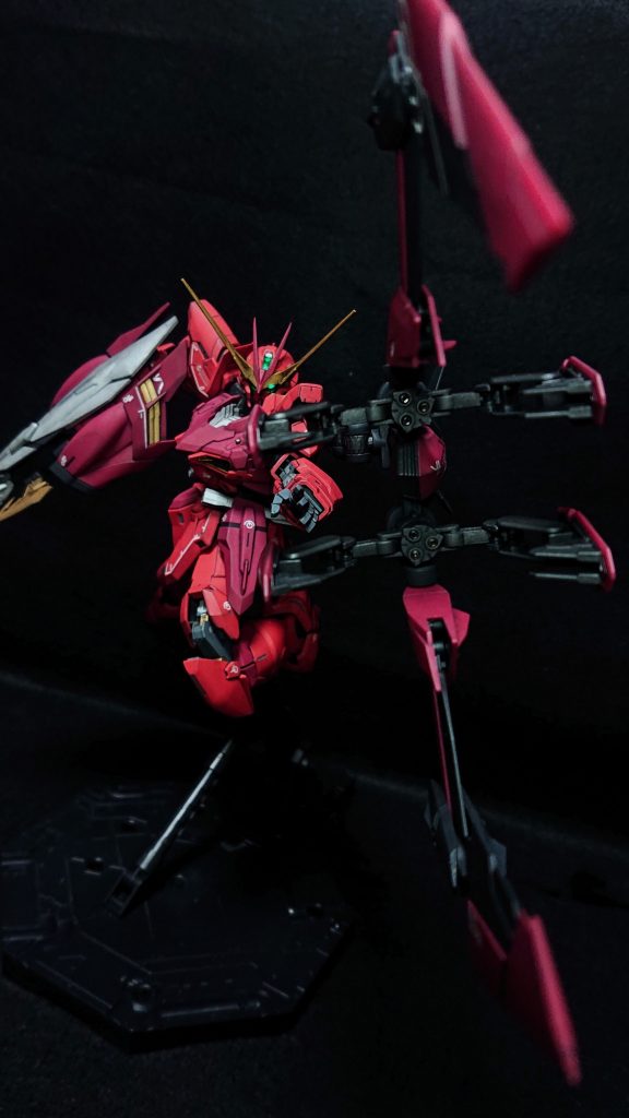 クローの部分は写真ではほとんどわかりませんが、黒鉄色で塗装し、バルカン部分にはメタルパーツを埋め込んでいます。