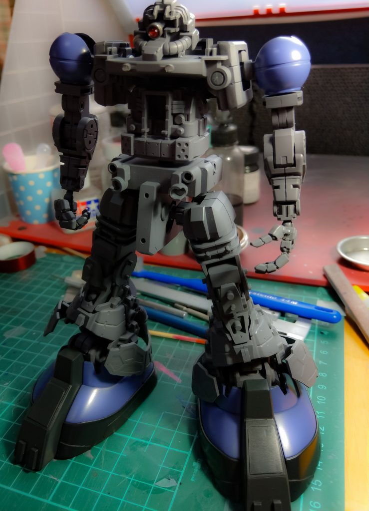 カラーリングが終わって組付けに入るところですが、カラーはブラックをヘキサギアのインナーブラック、パープル部をヘキサバイオレット、グレー部はアーマーグレー＋インナーブラック10%で塗装してEXフラットクリアでデカール保護＆艶消しを行いました。あとフレームはメカサフヘヴィ、パイプ、ヒートホーク刃は黒サフ→スターブライトシルバー→クリアブラック、バーニアは同じくスターブライトシルバーにしてクリアオレンジ→クレオスのGXディープクリアブルーで焼き色表現してみました。思ったよりもEXフラットクリアがいい感じで決まりました。