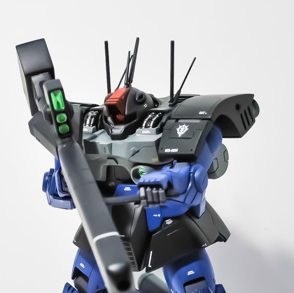 他には肩部のアンテナを左右とも追加してビーム・カノンは盛大に合わせ目が出てましたので合わせ目消しとセンサー部をくり抜いてレンズを仕込みました。