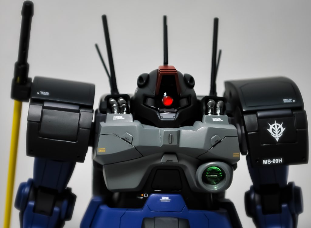 ヘッドパーツは顎を引いてうつむきアングルが出来る様に首の取付部を切り離して斜めにオフセットしました。それに伴って後頭部が肩装甲に干渉するのでカットして加工しました。