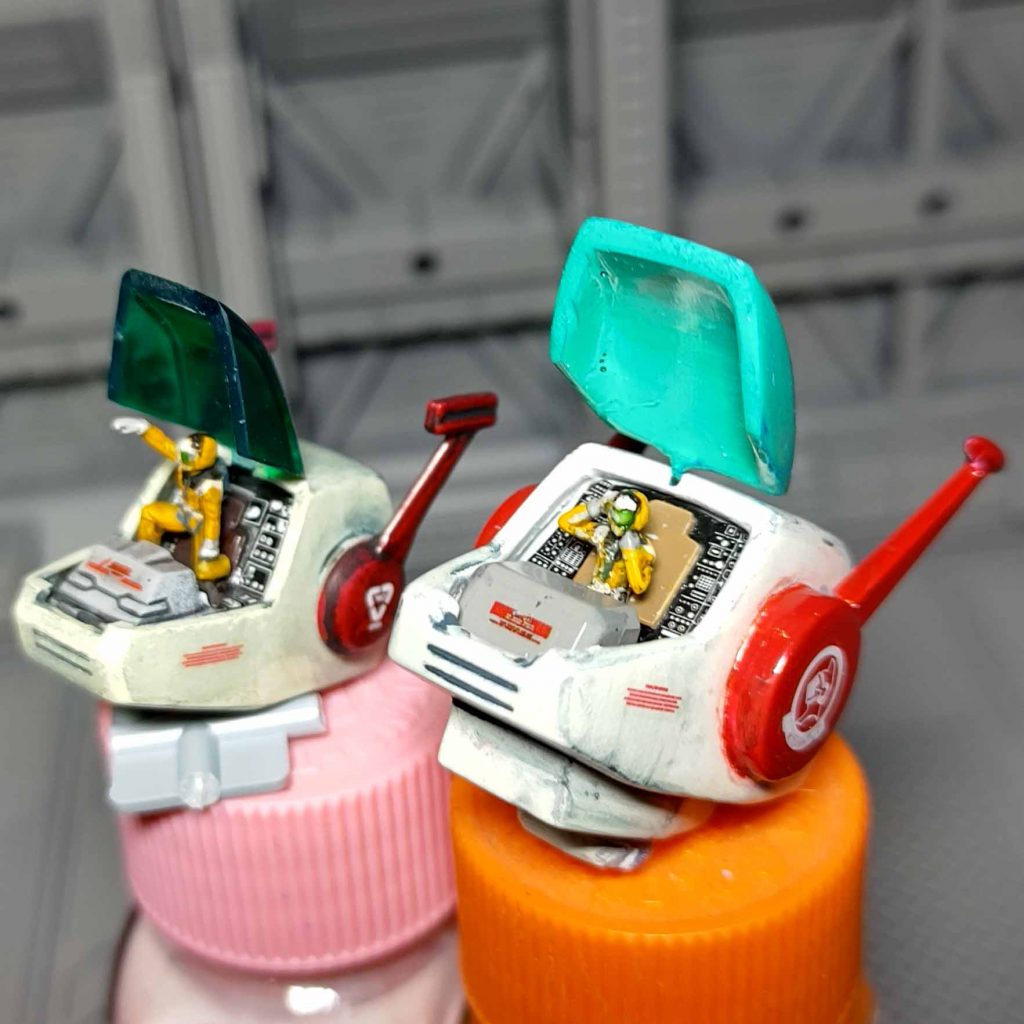 頭部は以前製作したHGUCガンタンクを参考にジャンクパーツやプラバンでコクピットを製作。パイロットはビルダーパーツ1/144フィギュアを塗装して使用デカールはガンダムデカールや戦闘機のデカールを使用