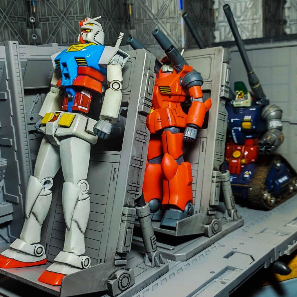 ホワイトベースのカタパルトデッキを再現!画像のガンキャノンとガンタンクはHGだけど、いずれコアファイター内蔵の旧キットで製作してコアブロックシステム3部作を完成させたい😍