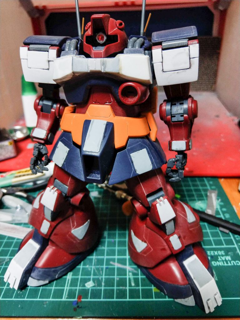 ディテールアップ途中です。胸部が大きく変化しているので良いアクセントになりました。スジ彫りはまだまだ修業しないとですね…(；´Д｀)。